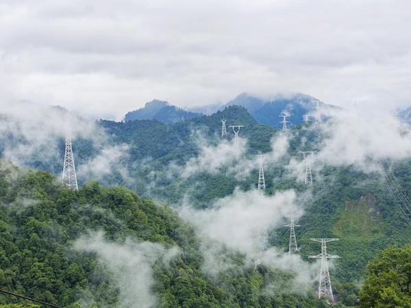 摄于川渝1000千伏特高压项目-云雾中的川渝特高压-亓超.jpg